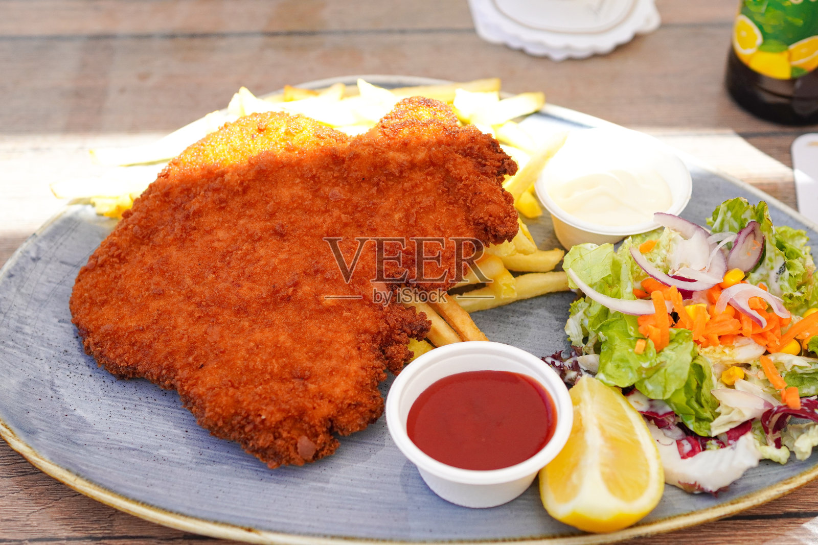 德国啤酒馆里的德国维也纳炸肉排照片摄影图片