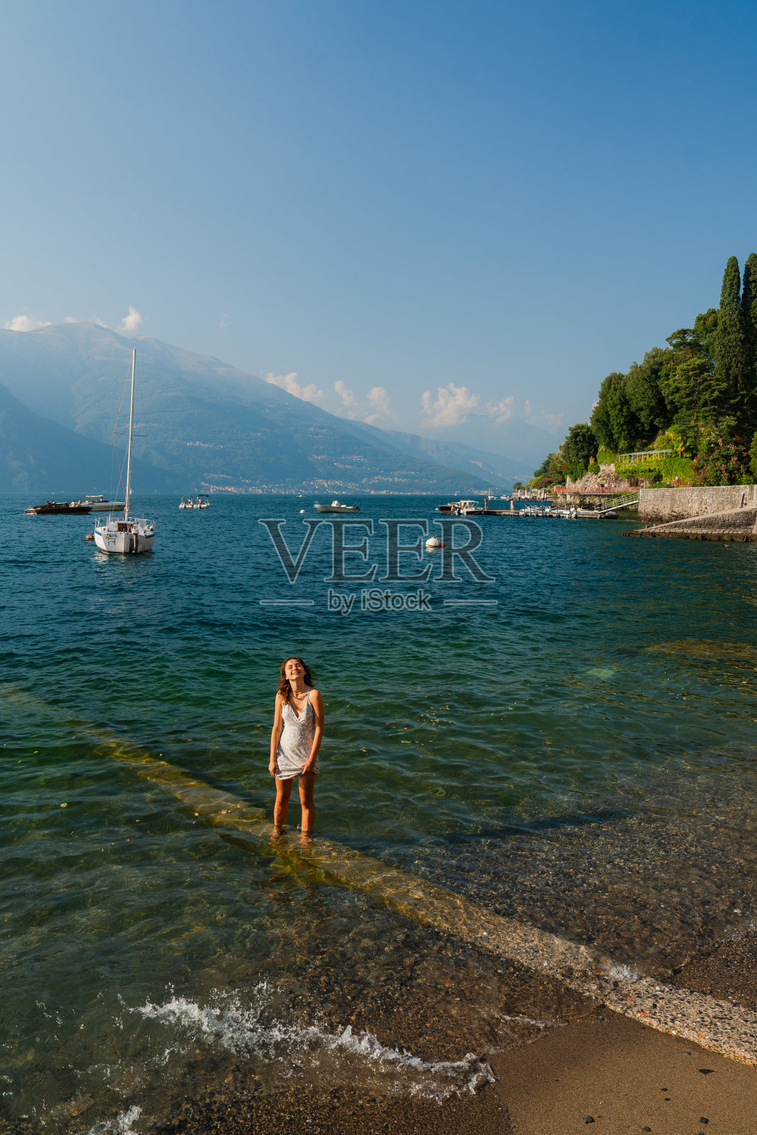 在科莫湖度假的女人照片摄影图片