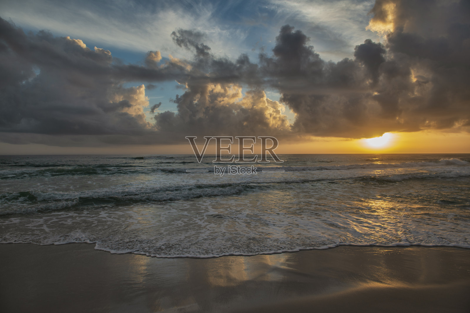 太阳在海上的地平线上照片摄影图片