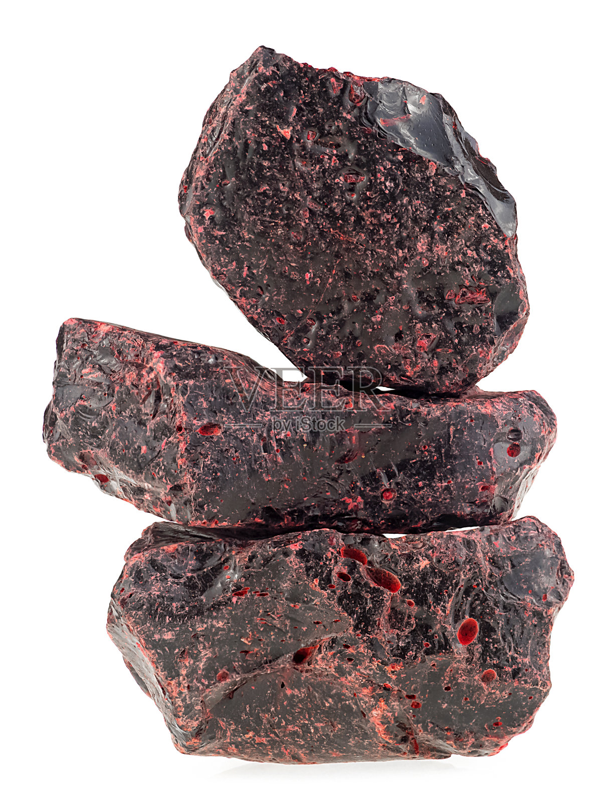 龙血-一堆红色树脂被隔离在白色的背景上。替代医学。Croton lechleri (sanggre de drago)。照片摄影图片