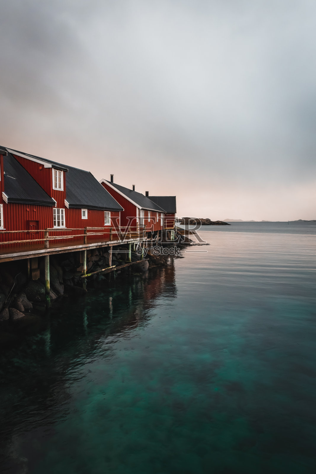红色小屋景观在Mortsund Vestvagoya岛Leknes罗弗敦群岛挪威北部，渔夫的房子与大海照片摄影图片