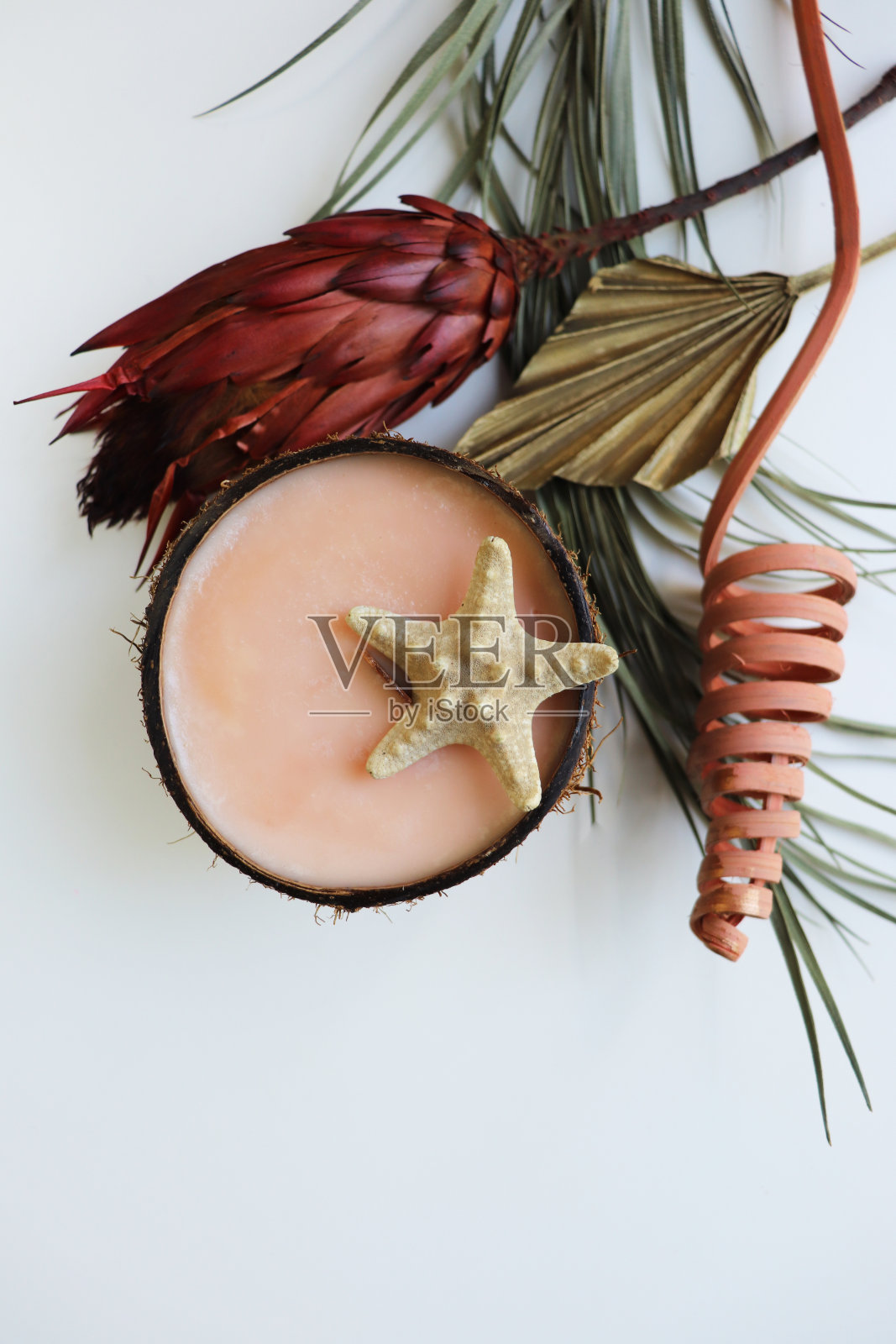 原来的装饰蜡烛在一个椰子。天然大豆照片摄影图片