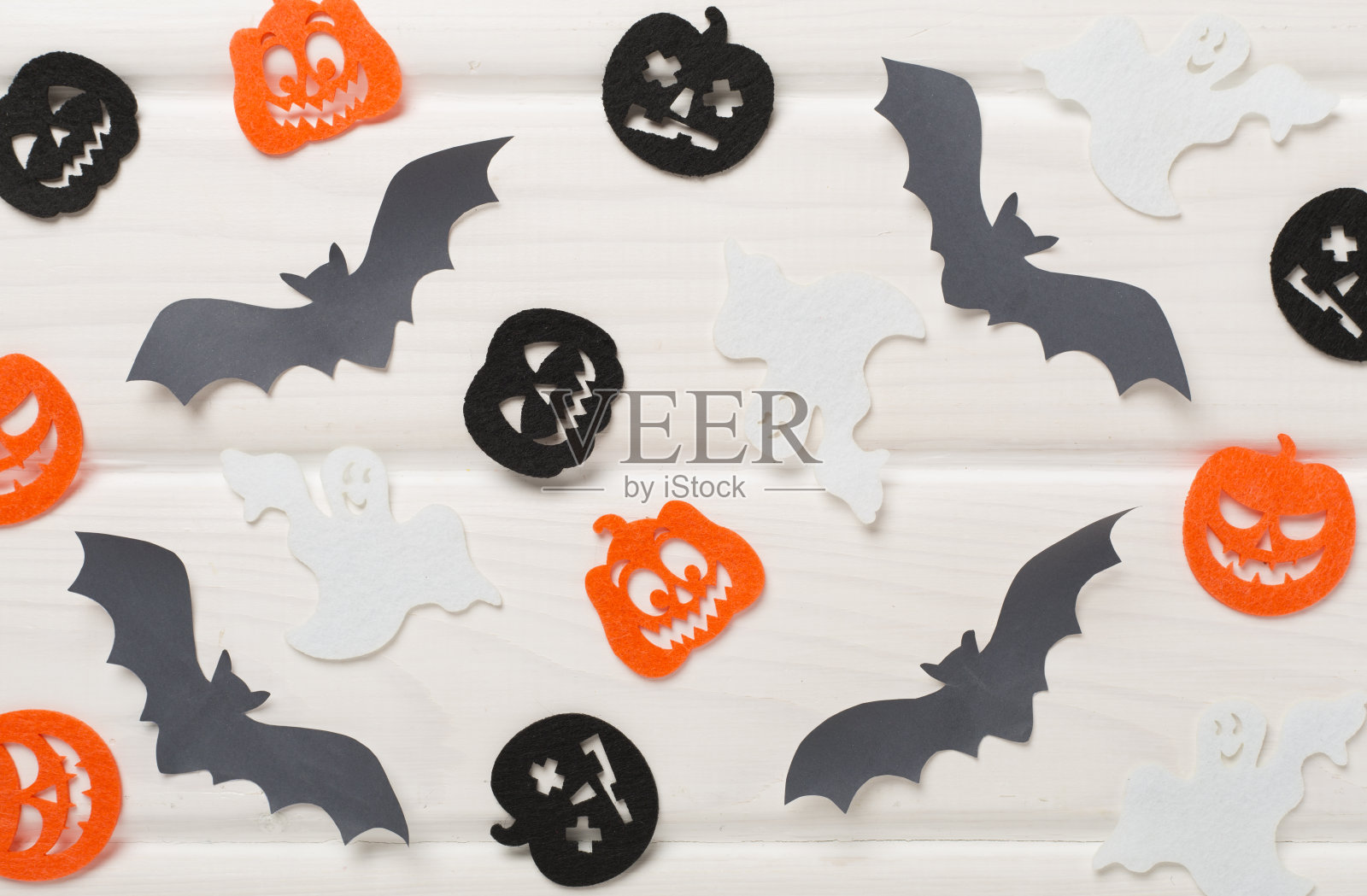 木制背景上的万圣节装饰，俯视图照片摄影图片