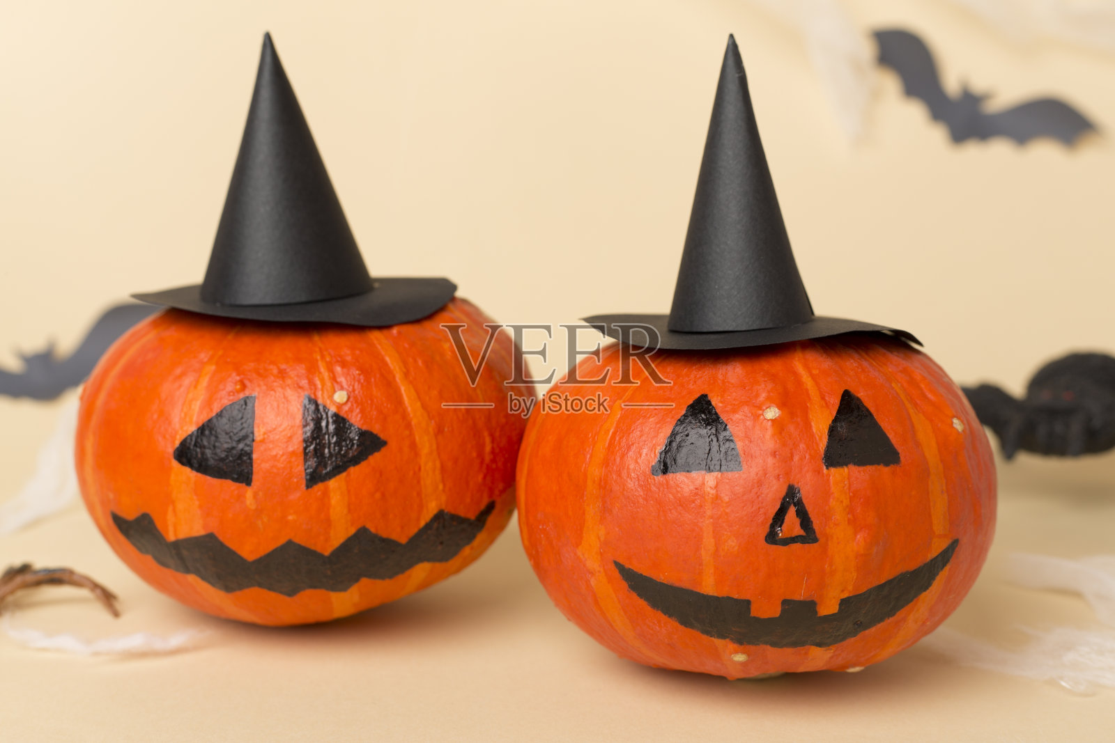 万圣节构图与杰克o灯笼装饰的彩色背景照片摄影图片