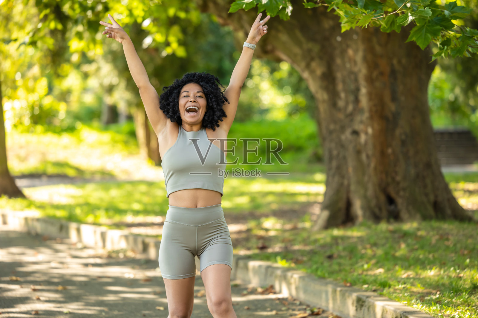 可爱的女人在夏季运动服看起来兴奋和快乐照片摄影图片