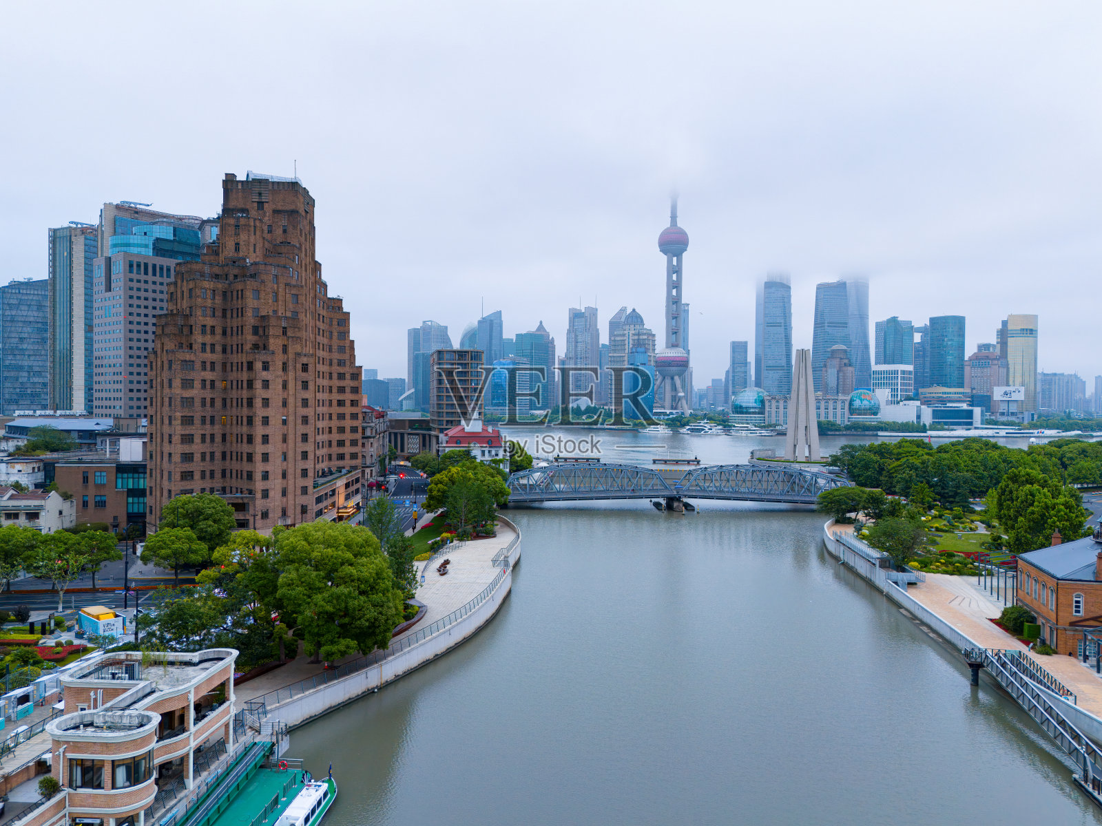 上海日出时严重污染的城市天际线和建筑物鸟瞰图。照片摄影图片