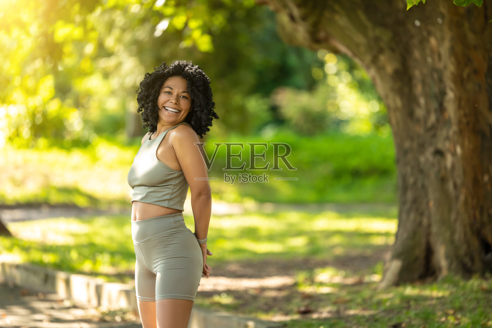 可爱的女人在夏季运动服看起来兴奋和快乐照片摄影图片