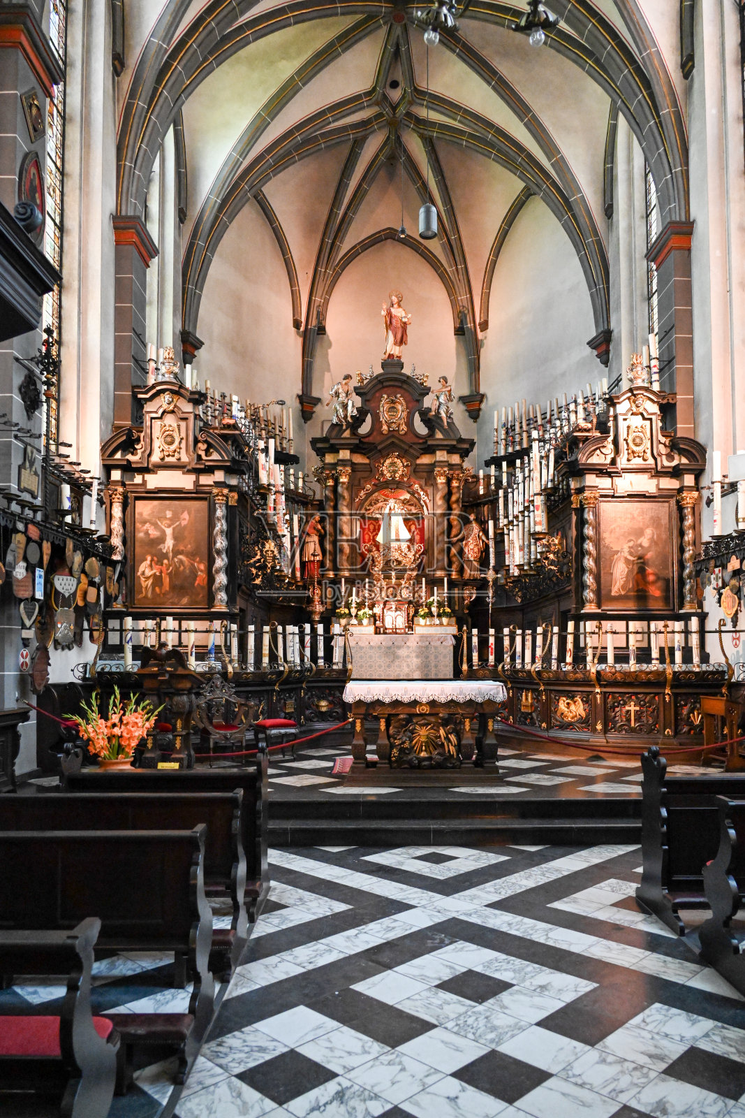 圣迈克尔烛光教堂的内部，这是凯维拉镇最古老的朝圣教堂照片摄影图片