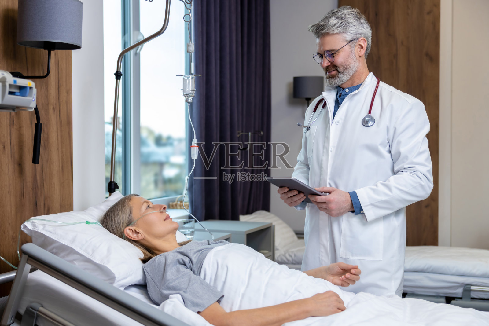 男医生在重症监护室检查病人照片摄影图片