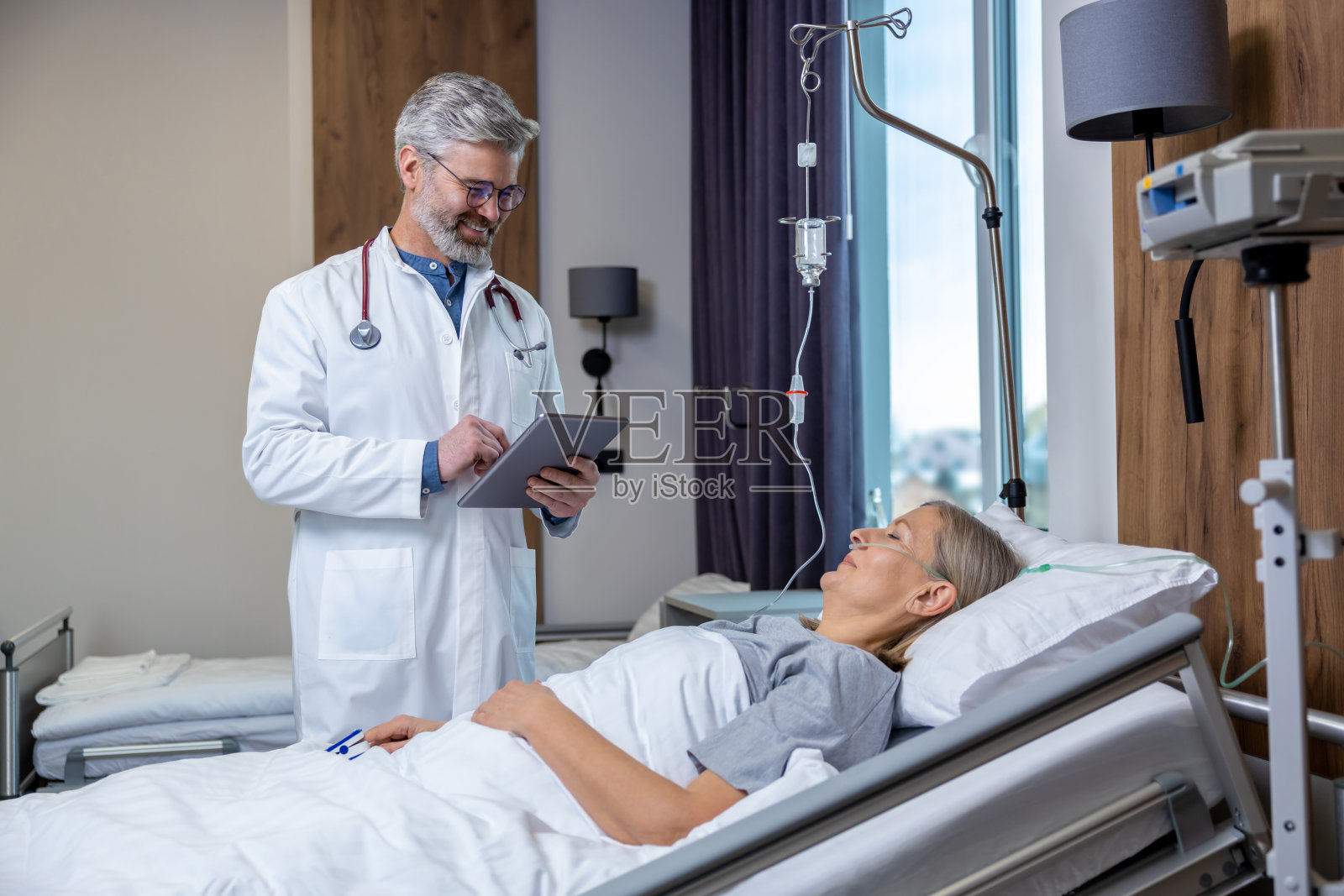 医生在重症监护室检查静脉滴注，看起来很担心照片摄影图片