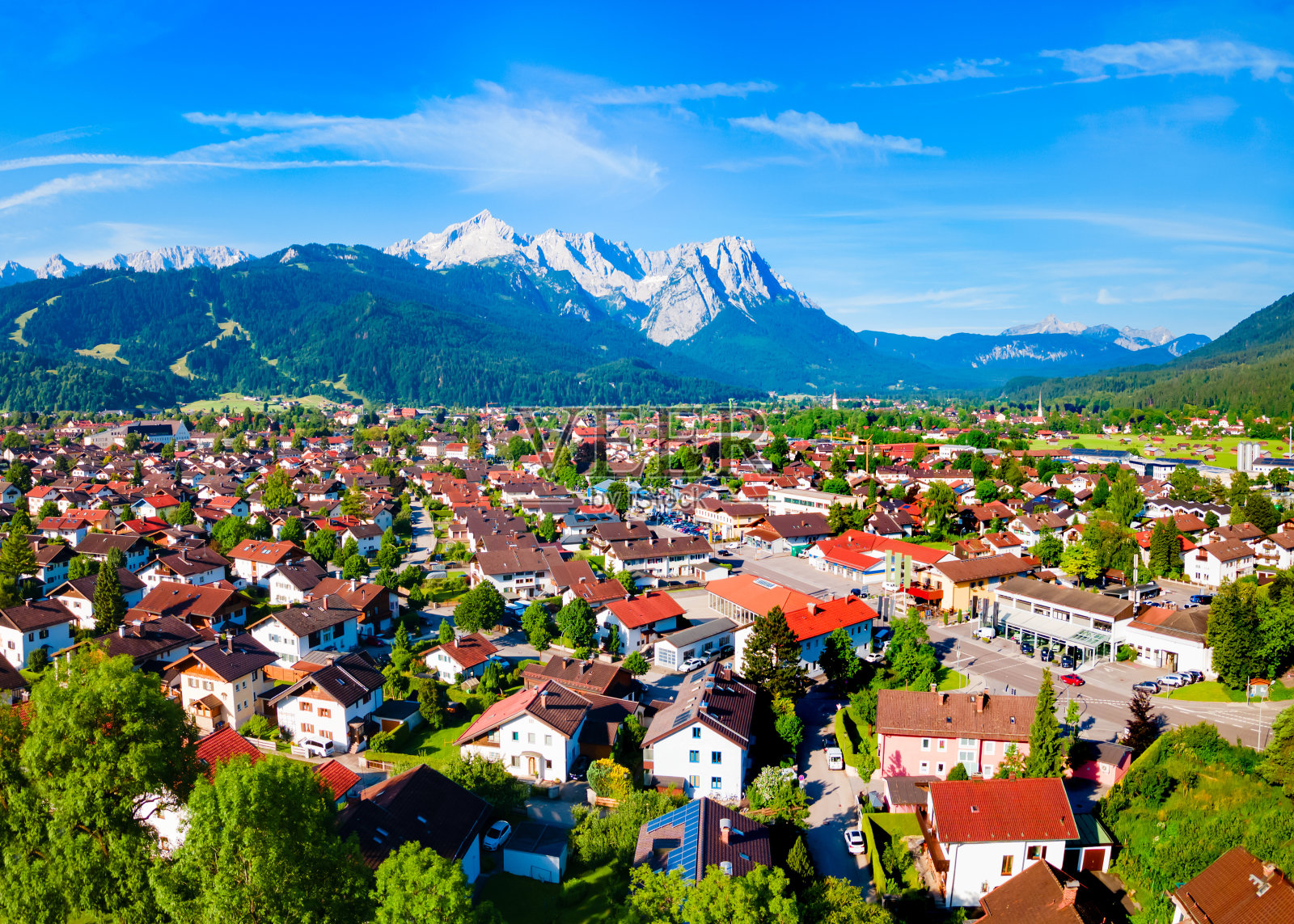 德国Garmisch-partenkirchen镇鸟瞰图照片摄影图片