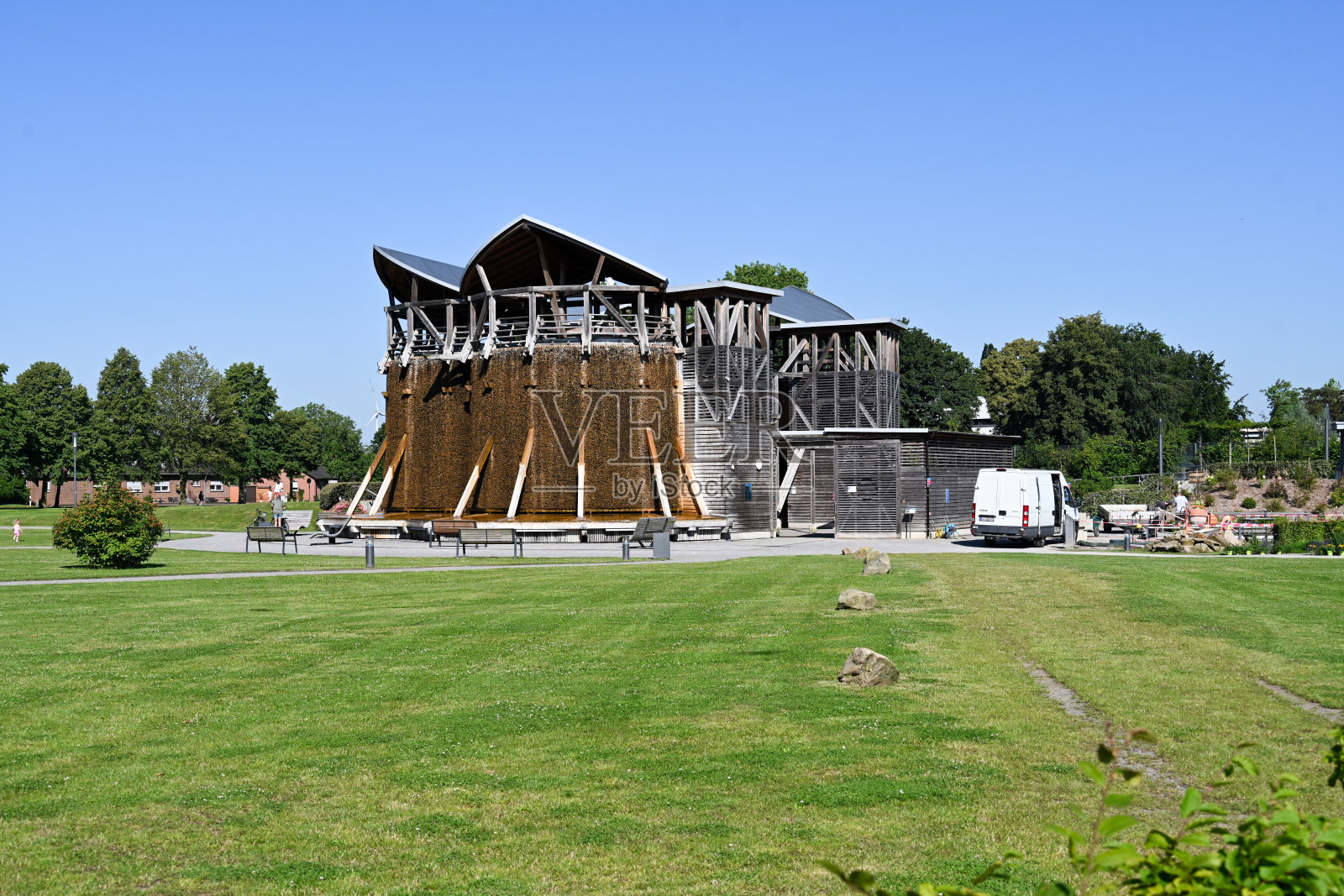 凯维拉尔朝圣小镇的毕业房和盐水泉。照片摄影图片