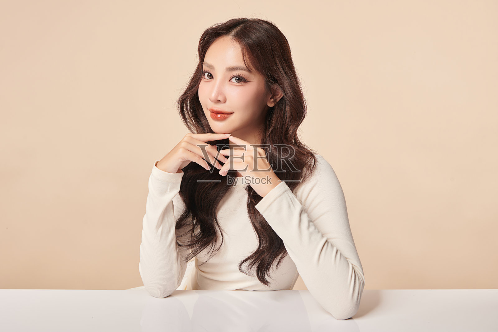 美丽的年轻亚洲女性干净新鲜的皮肤在米色背景，面部护理，面部护理，美容，美容和水疗，亚洲女性肖像。照片摄影图片