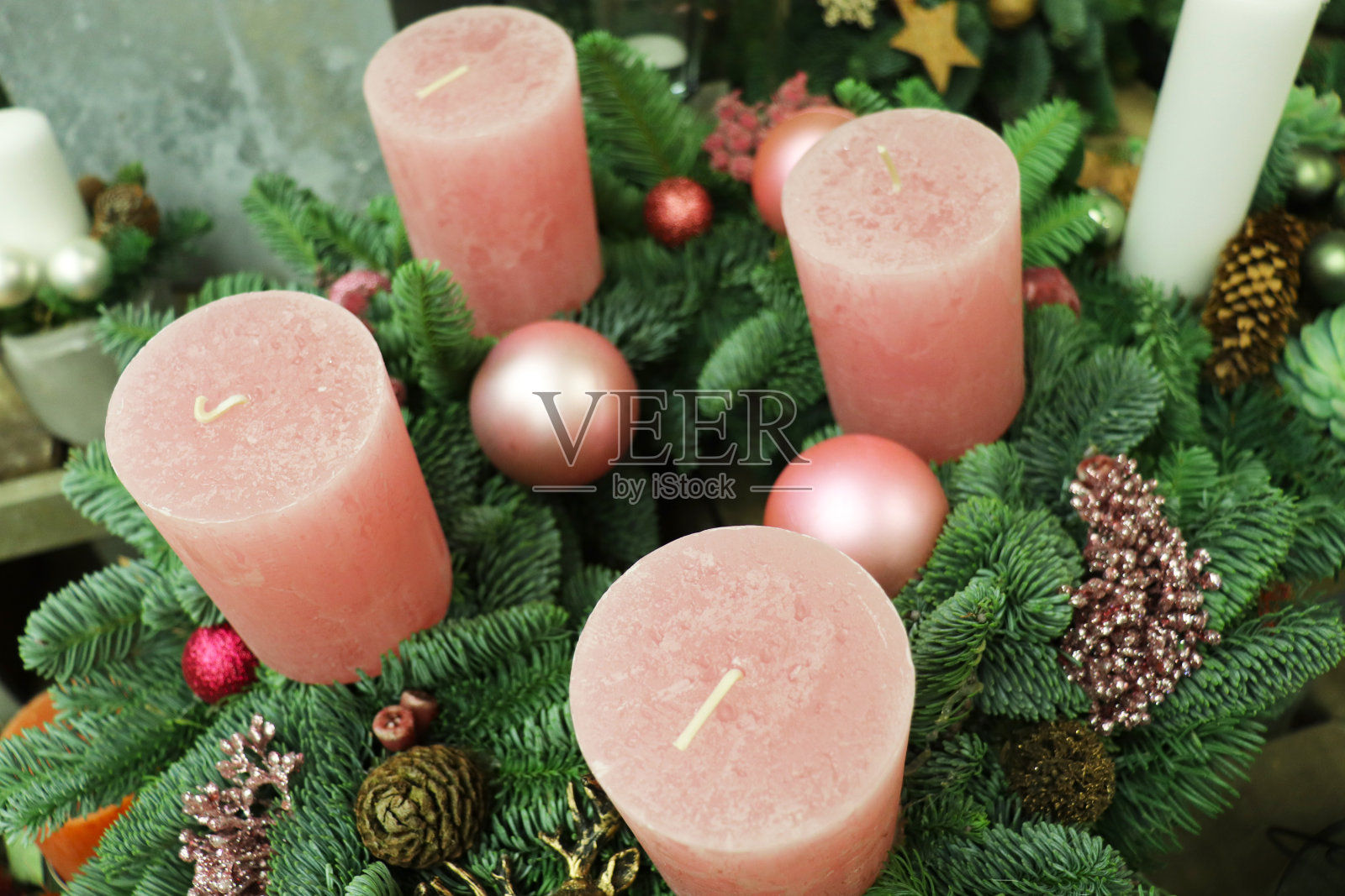 用蜡烛、冷杉树枝和圣诞装饰品组成的圣诞花环。圣诞节的背景照片摄影图片