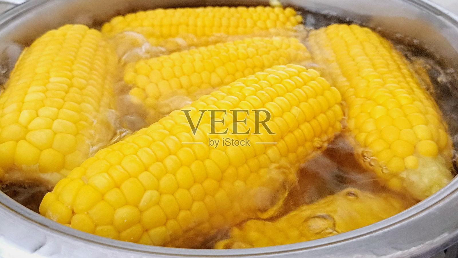 在锅里煮的牛奶玉米照片摄影图片