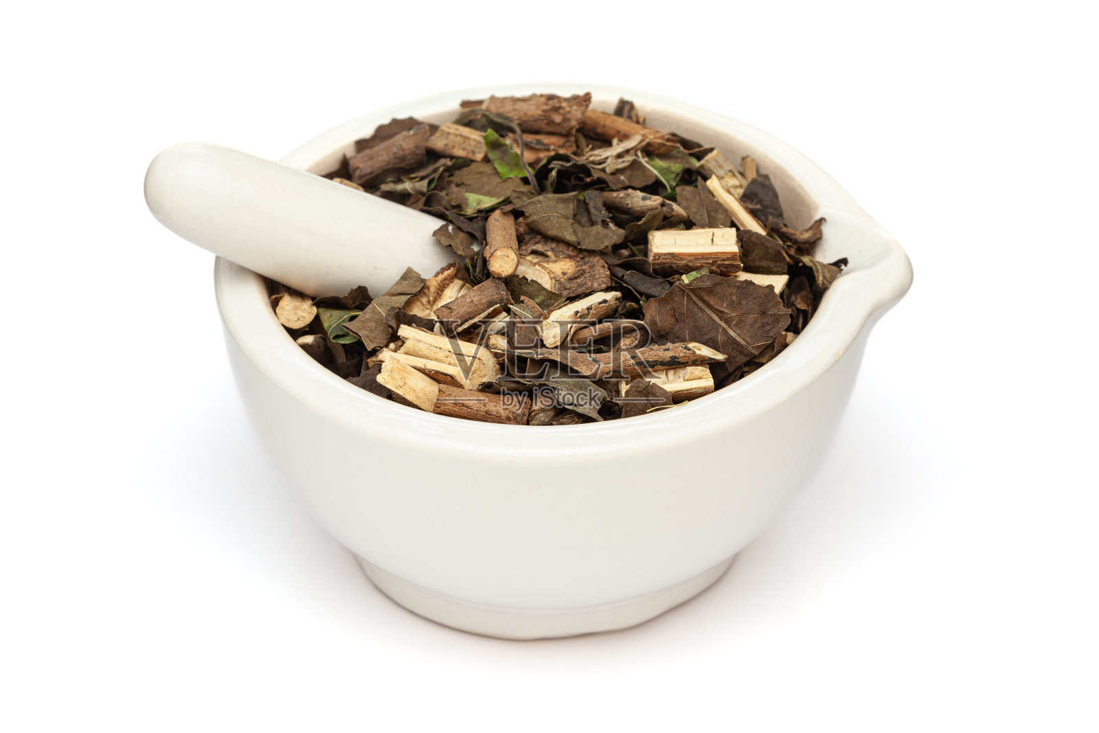 干有机成虫(Justicia adhatoda)叶片的特写，在白色的陶瓷臼和杵中，隔离在白色的背景上。照片摄影图片