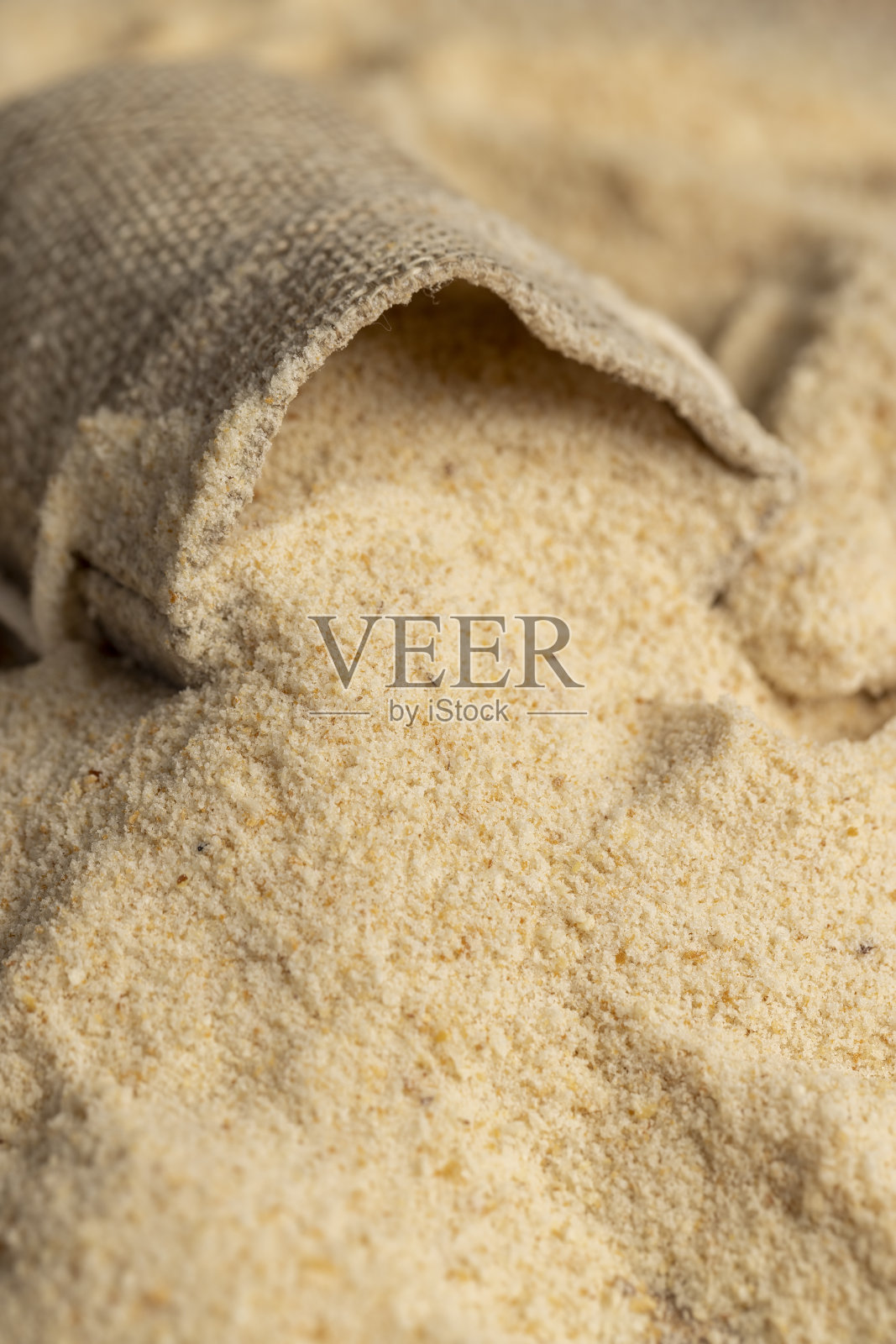 从脱水白面包中取出的新鲜脆面包屑照片摄影图片