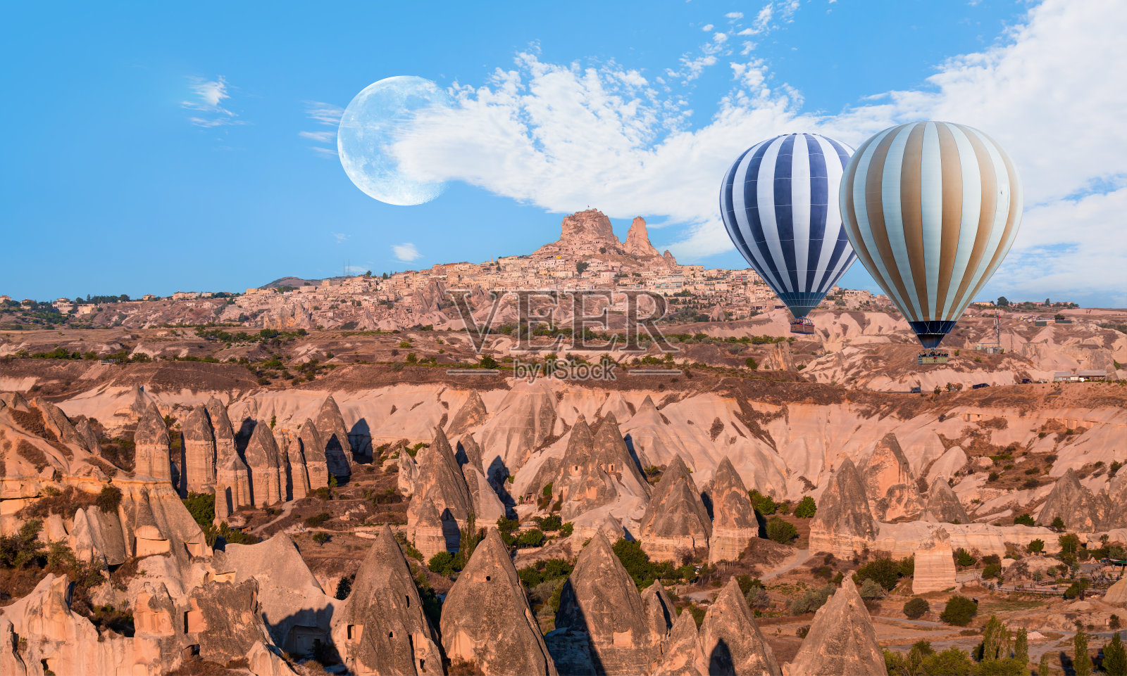 热气球飞过壮观的卡帕多西亚，背景是乌奇萨尔城堡照片摄影图片