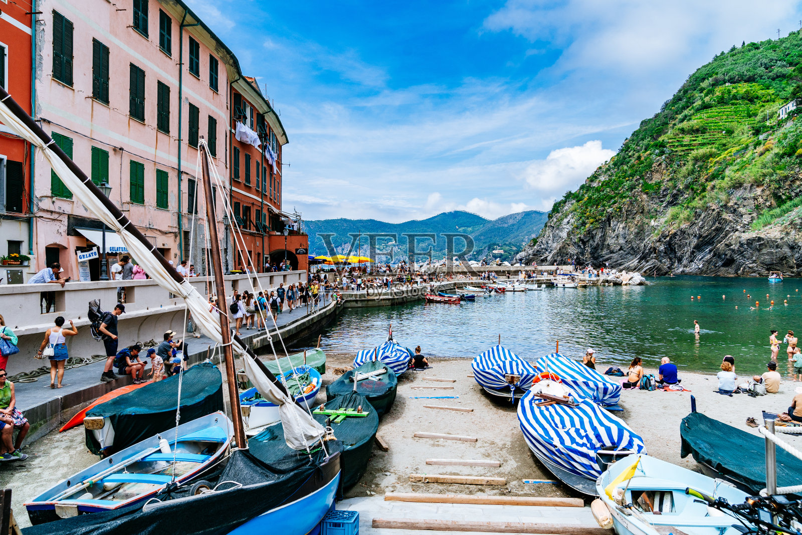 沿着维尔纳扎海滨和风景秀丽的山丘，停靠的船只和五颜六色的建筑。照片摄影图片