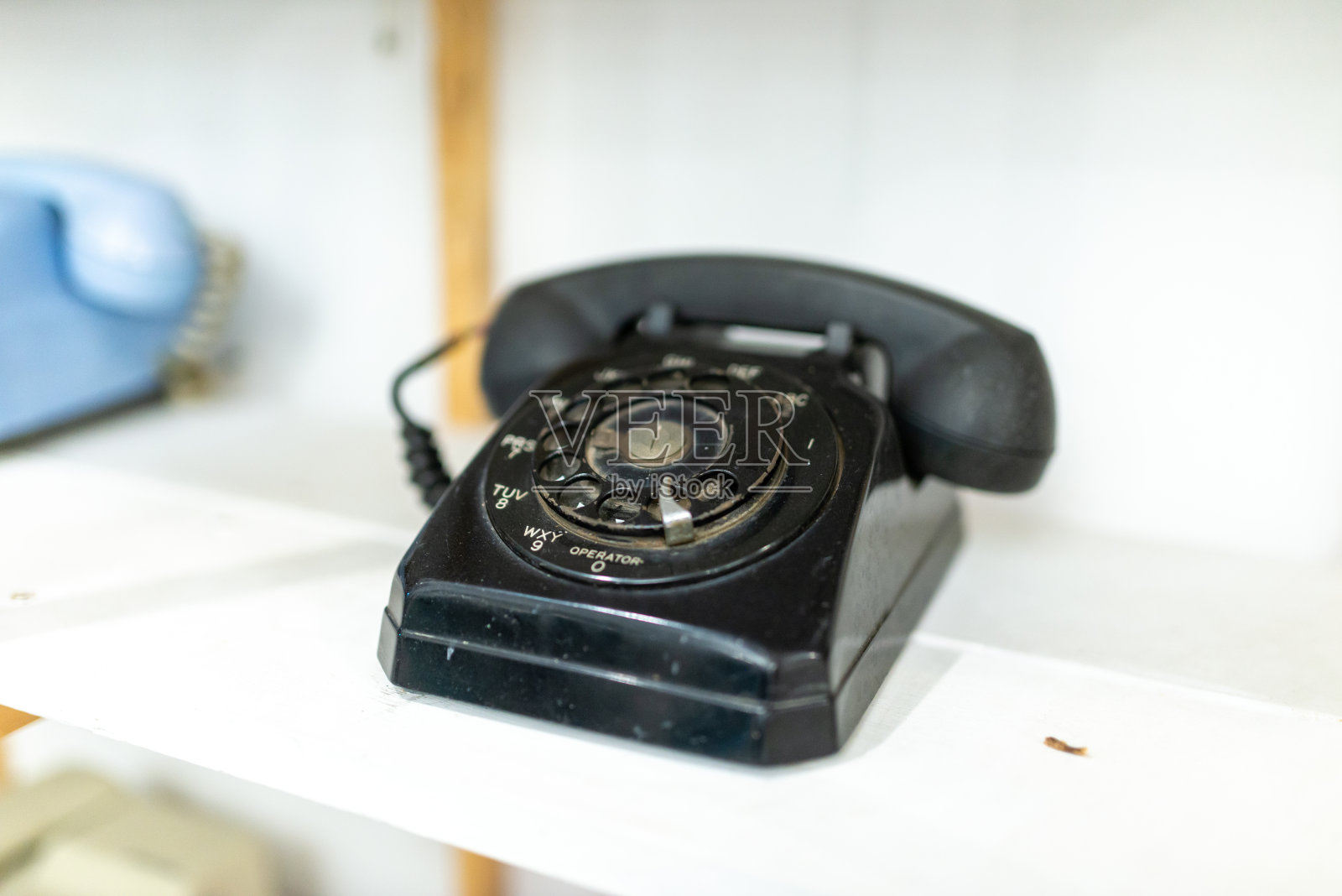白色背景的旧电话。浅景深。照片摄影图片