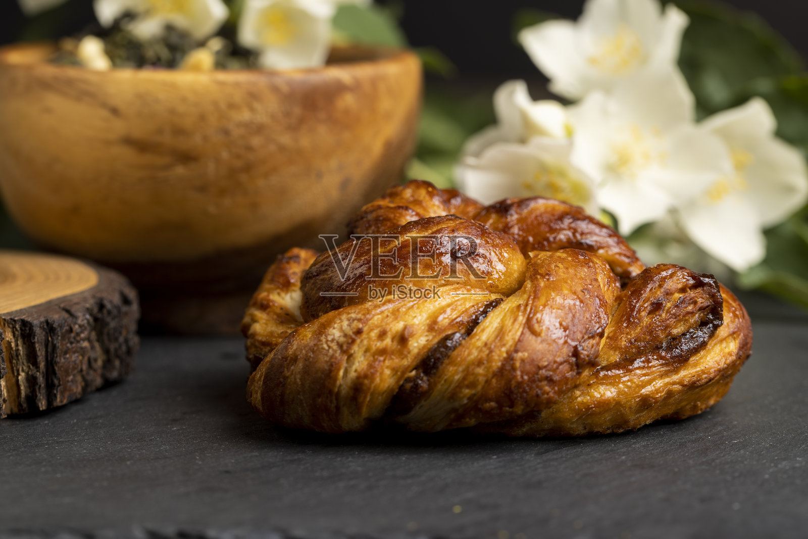 桌上的茶点上的新鲜面包照片摄影图片