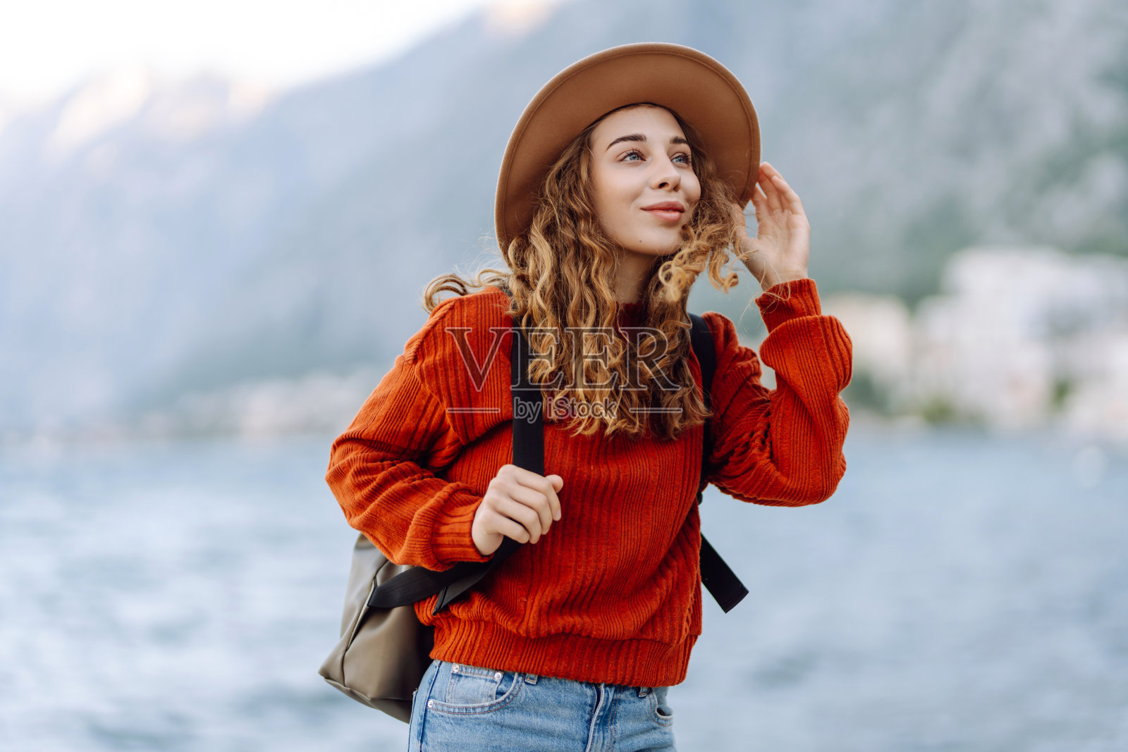 美丽的女游客在度假胜地户外散步。照片摄影图片