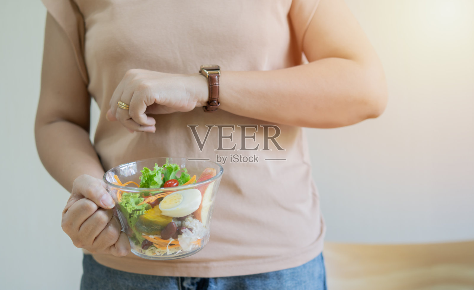 间歇性禁食，保健妇女饮食，有胃痛，早上的早餐食物诱惑饥饿照片摄影图片