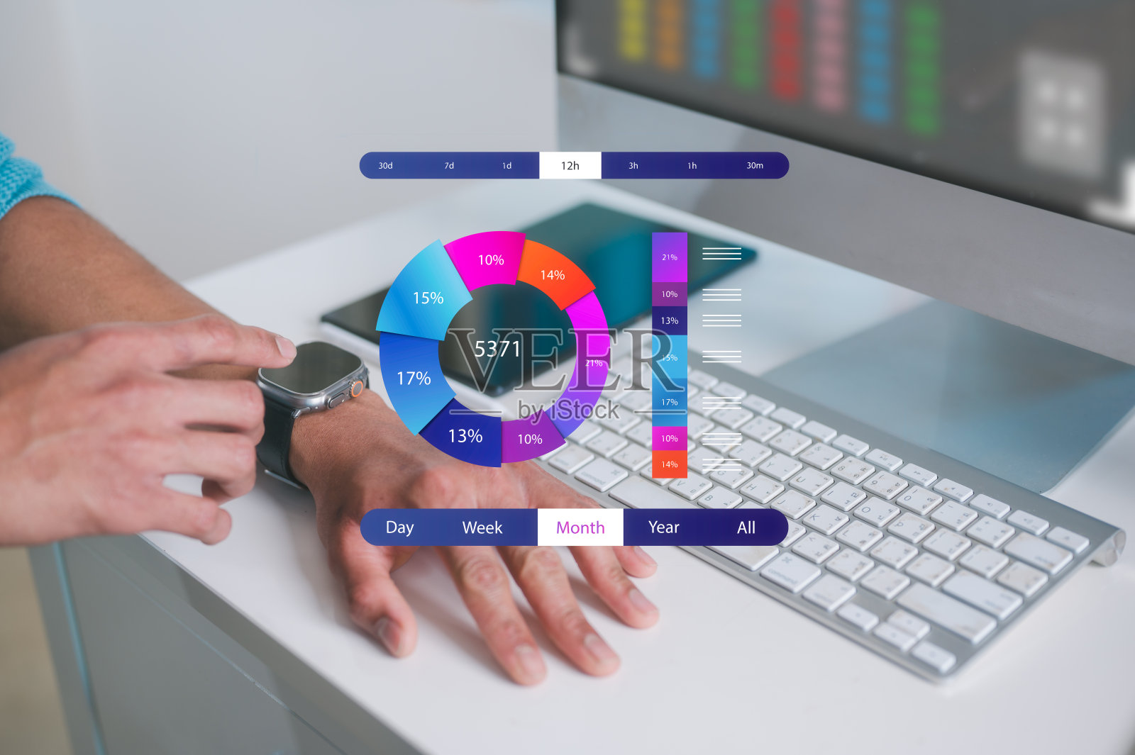 一名男子使用带有虚拟投资交易图表的普通智能手表，可以搜索谈话、检查电子邮件、打电话或数据分析和社交媒体生活方式照片摄影图片