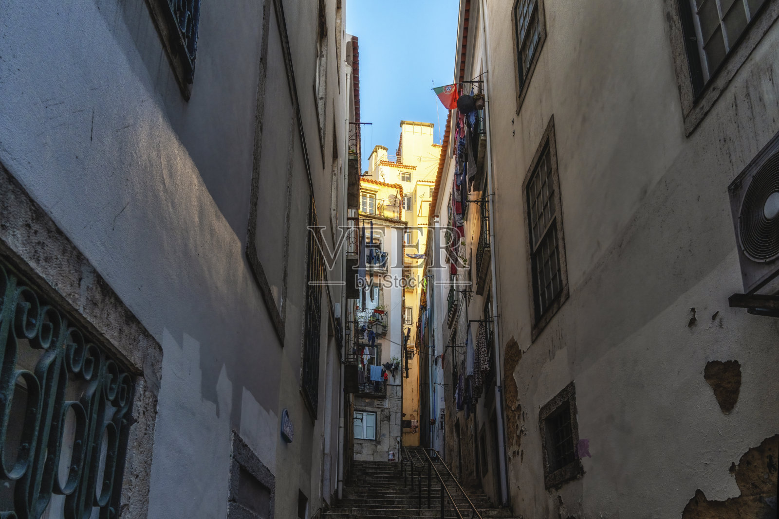 陡峭狭窄的里斯本街道在中世纪区阿尔法玛照片摄影图片