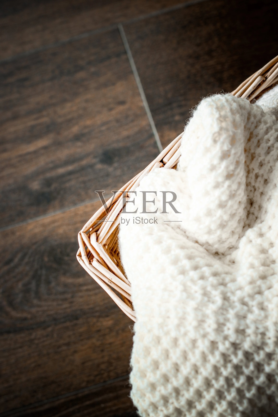 篮子里的针织冬衣照片摄影图片