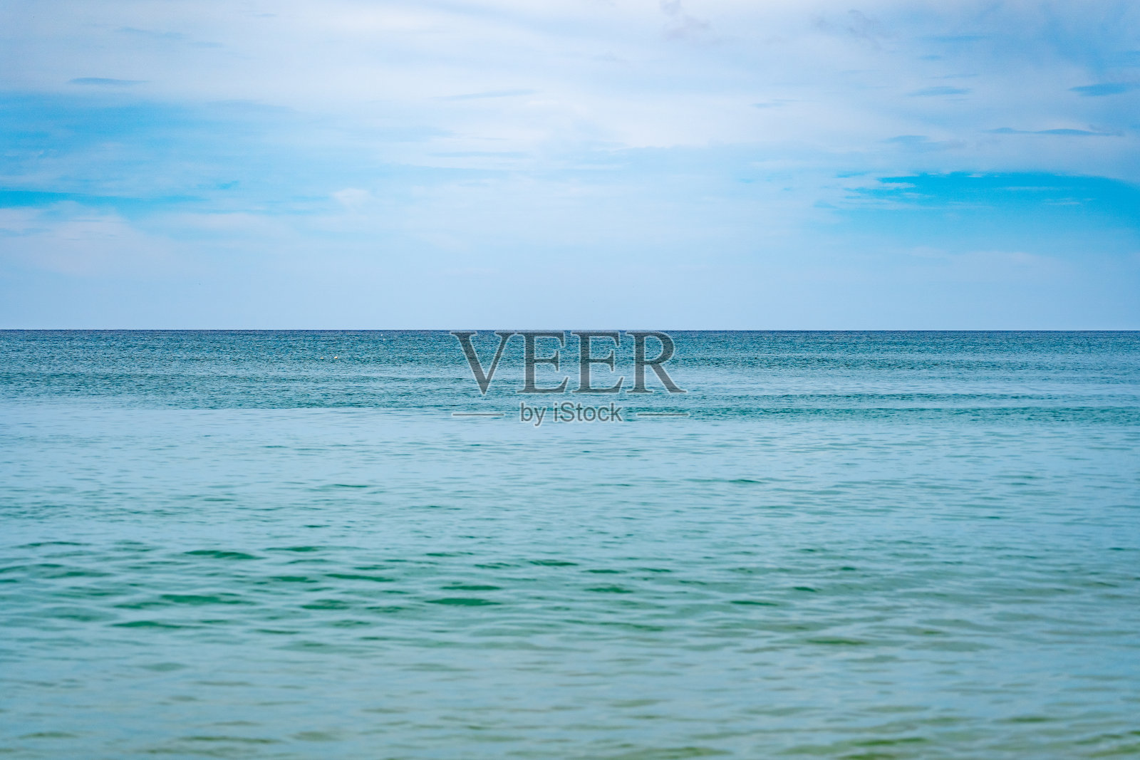 惊人的海洋表面水纹理背景鸟瞰图，美丽的天空云背景照片摄影图片