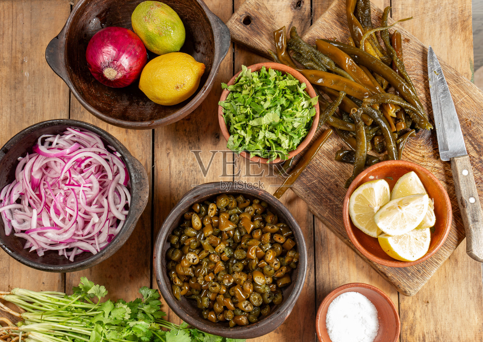 海带配料:酸橘汁腌鱼智利澳大利亚秘鲁海带，红洋葱，香菜和柠檬照片摄影图片
