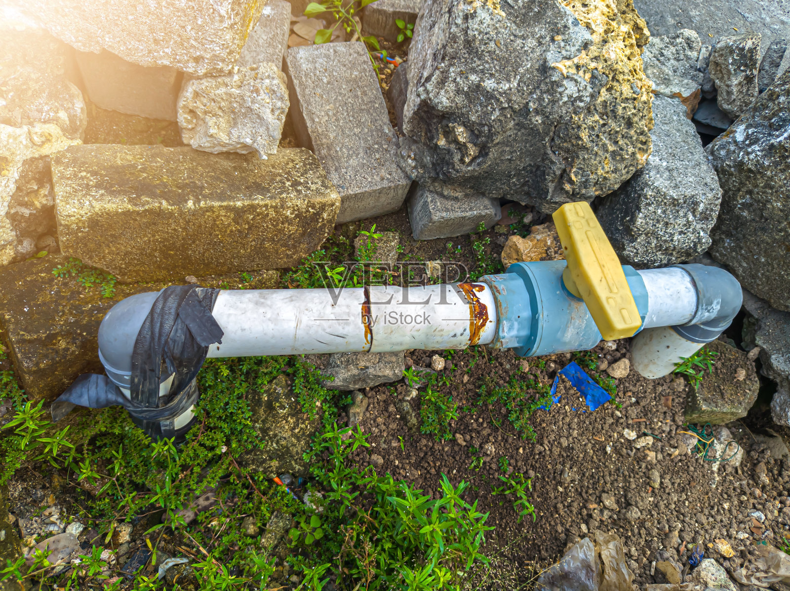 地下的配水管。有选择性的重点照片摄影图片