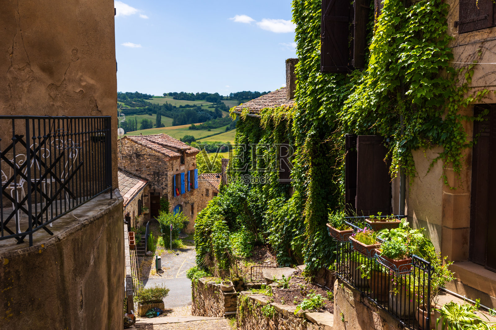 穿过中世纪的科尔德斯-苏尔村的一条小巷，向周围的乡村望去照片摄影图片