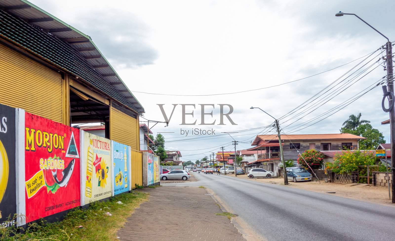 苏里南帕拉马里博一个居民区的街道照片摄影图片