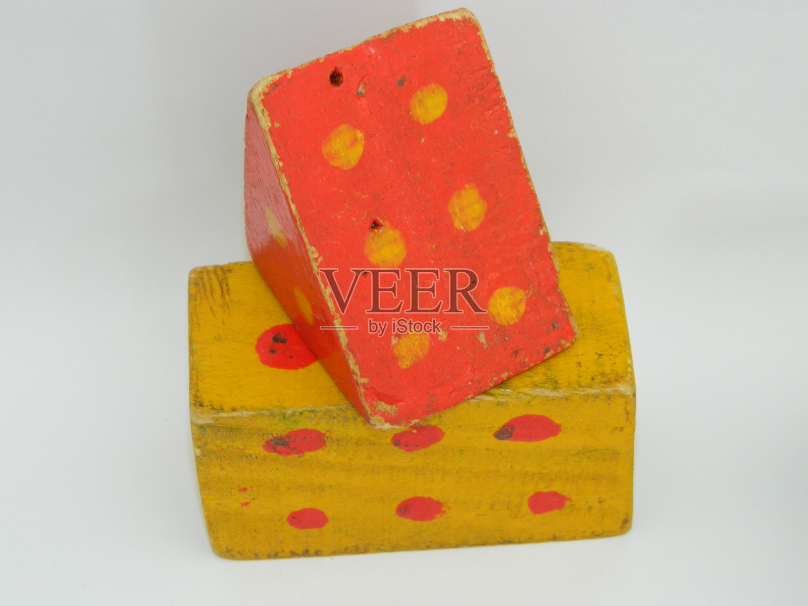 儿童数数玩具的微距照片，在白色背景上用木头做的。用于计数。照片摄影图片