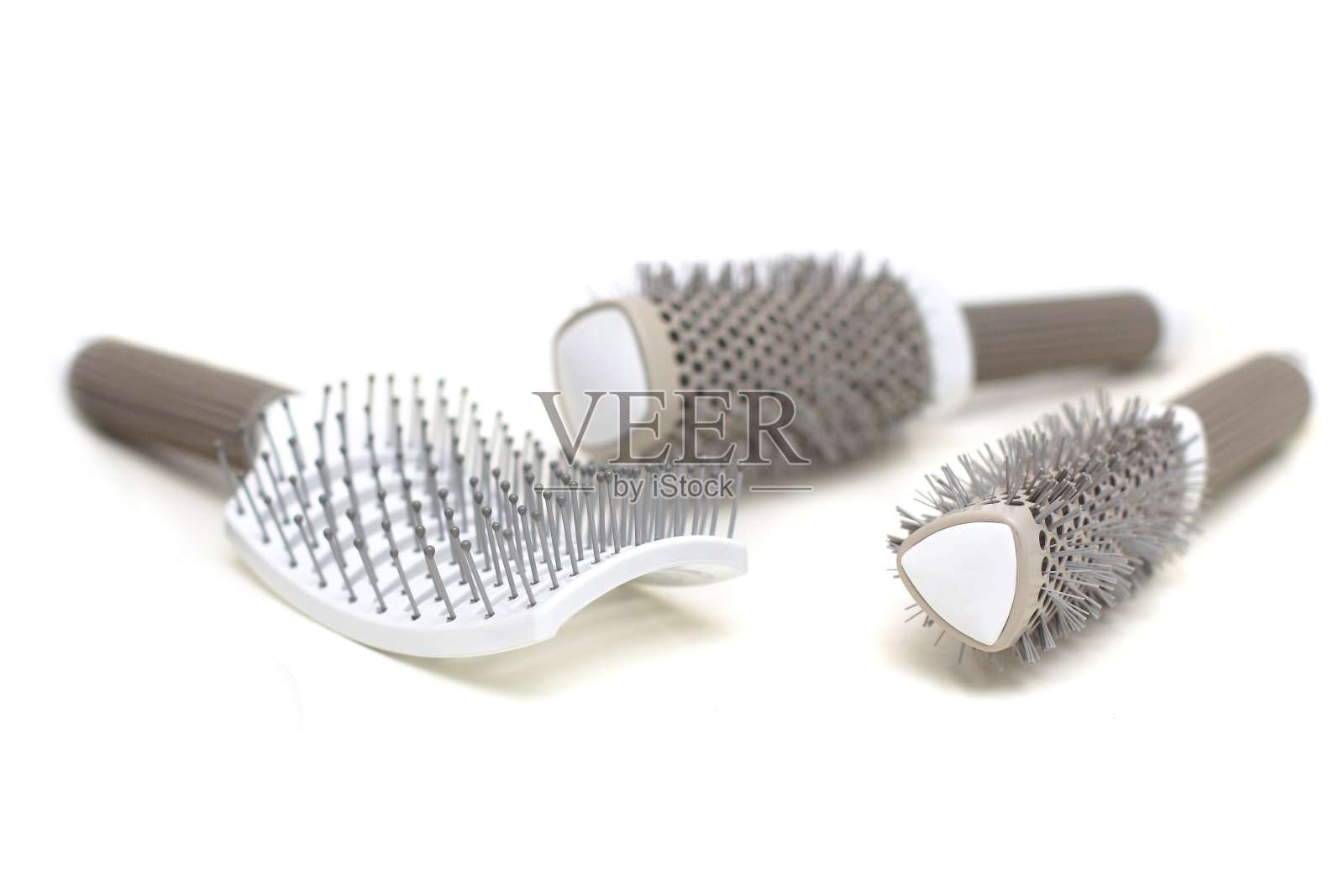 梳发刷在白色背景上。美发美发造型设备照片摄影图片