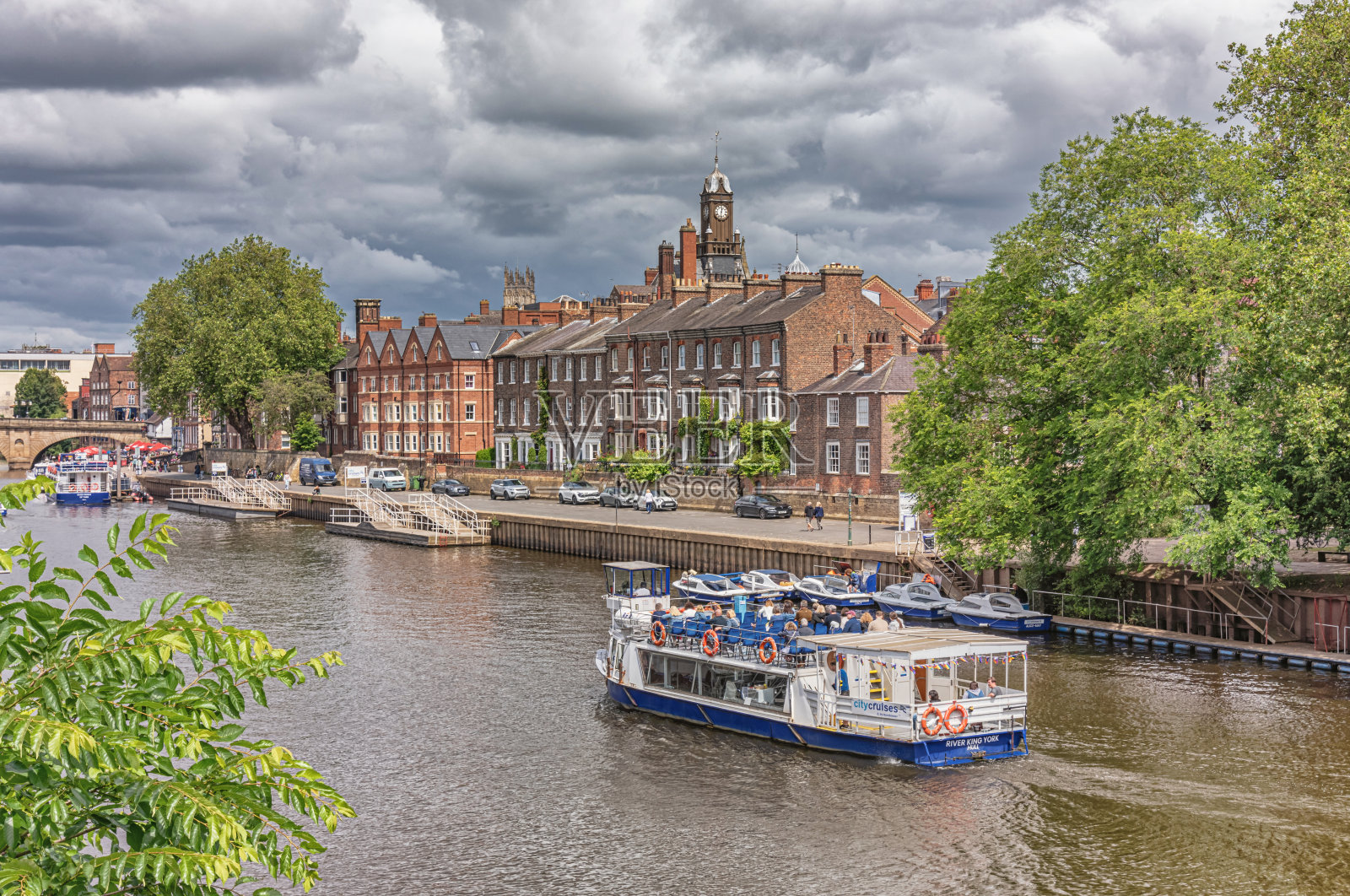 游船和历史悠久的砖建筑。照片摄影图片