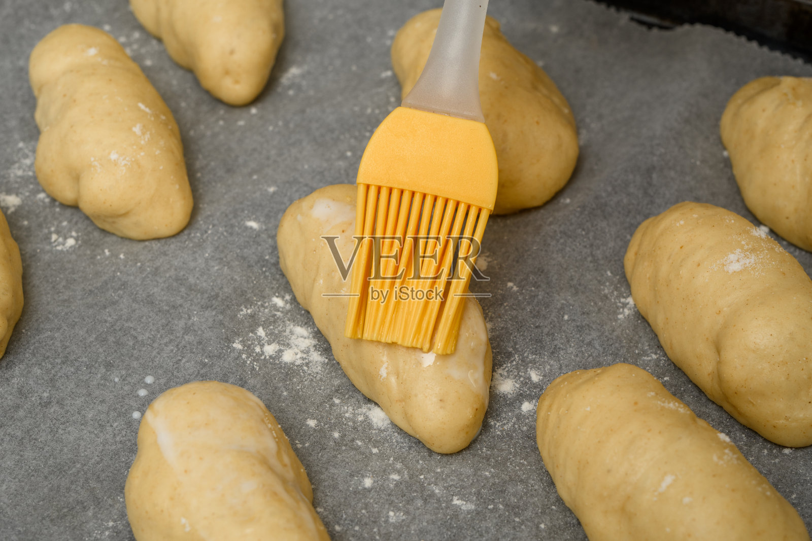 自制的包子，烤前涂上牛奶的小馅饼照片摄影图片