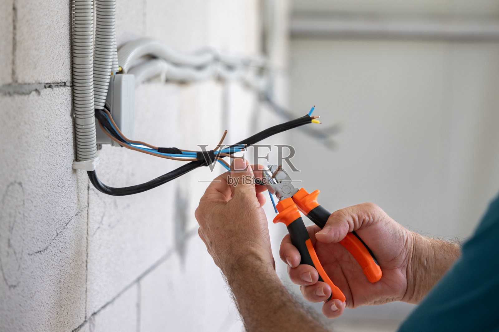 电工、修理工在新楼安装电气装置照片摄影图片