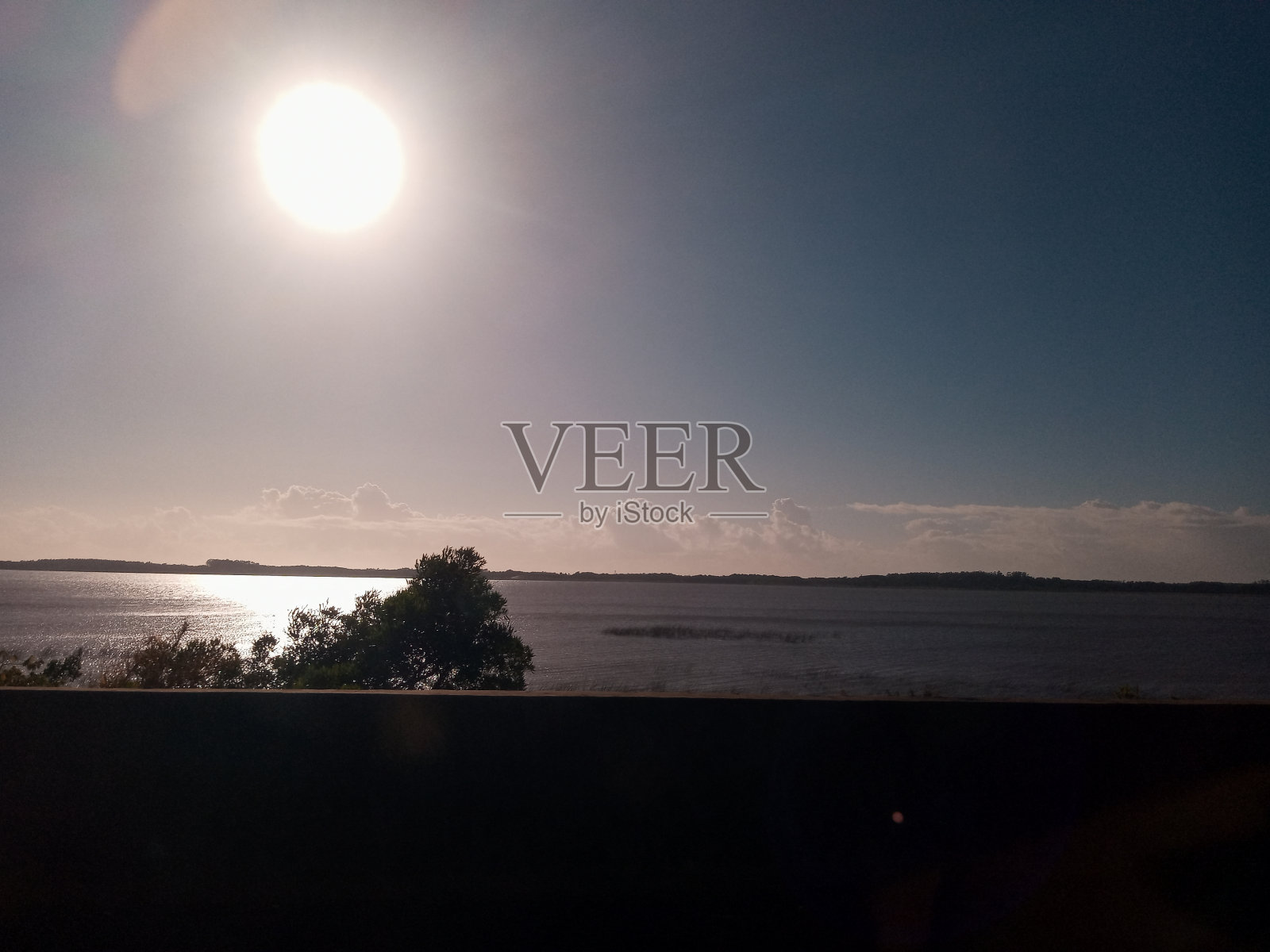 日出在路上。照片摄影图片