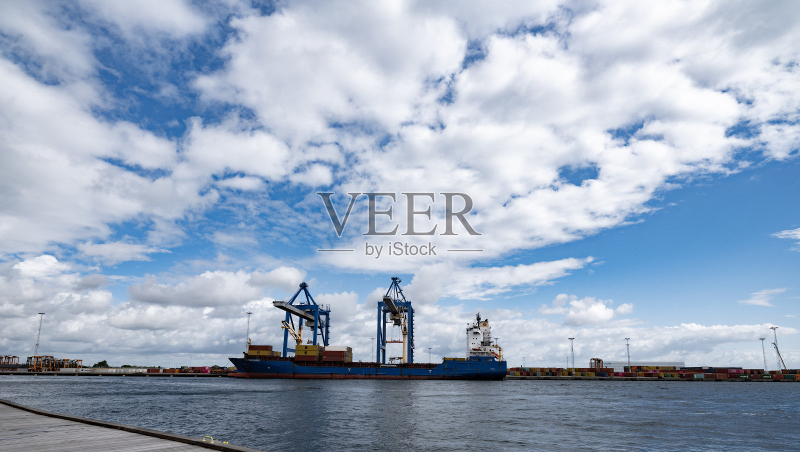 丹麦哥本哈根北港的集装箱船照片摄影图片