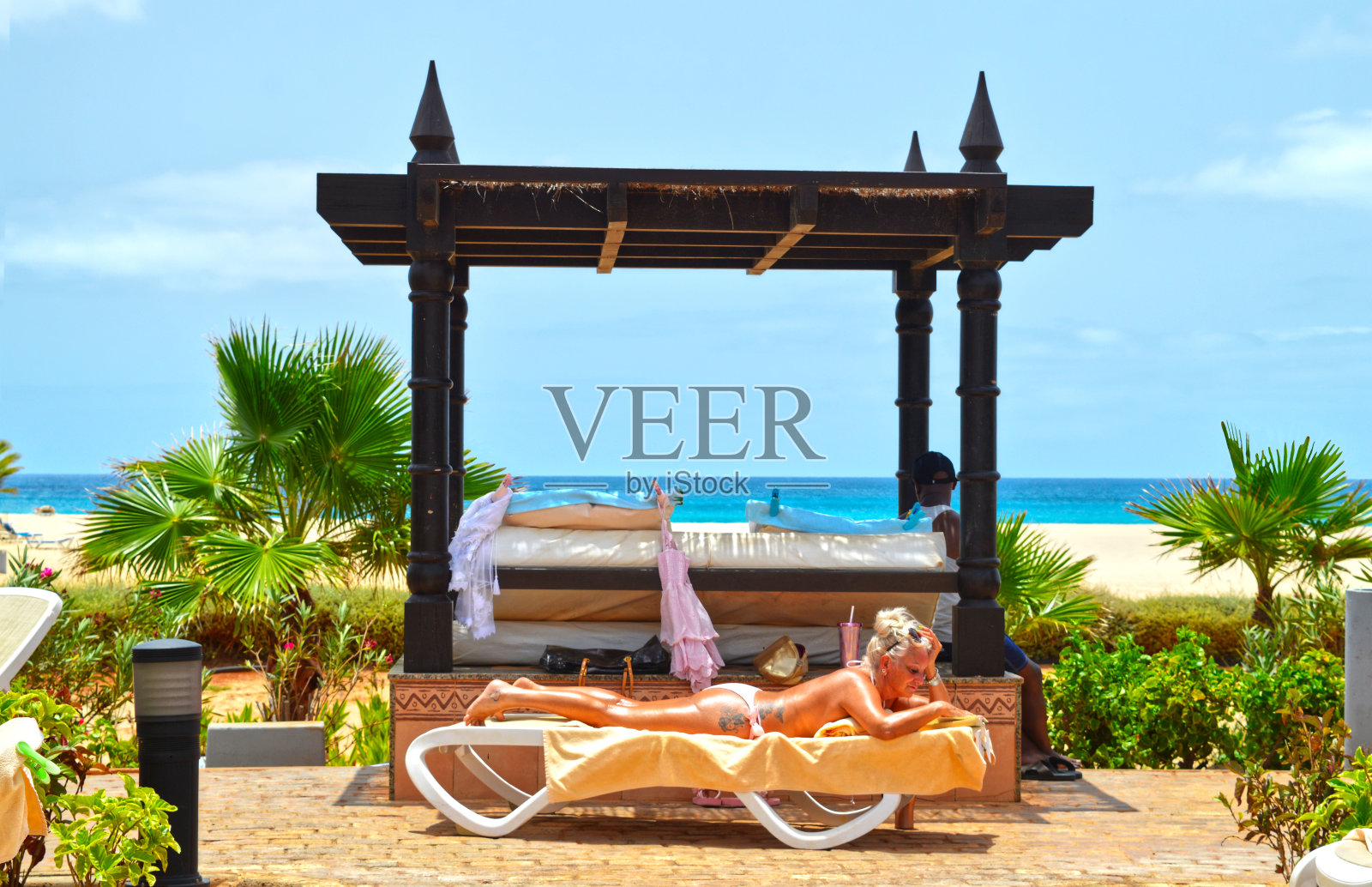 在博阿维斯塔海滩度假胜地的太阳躺椅照片摄影图片