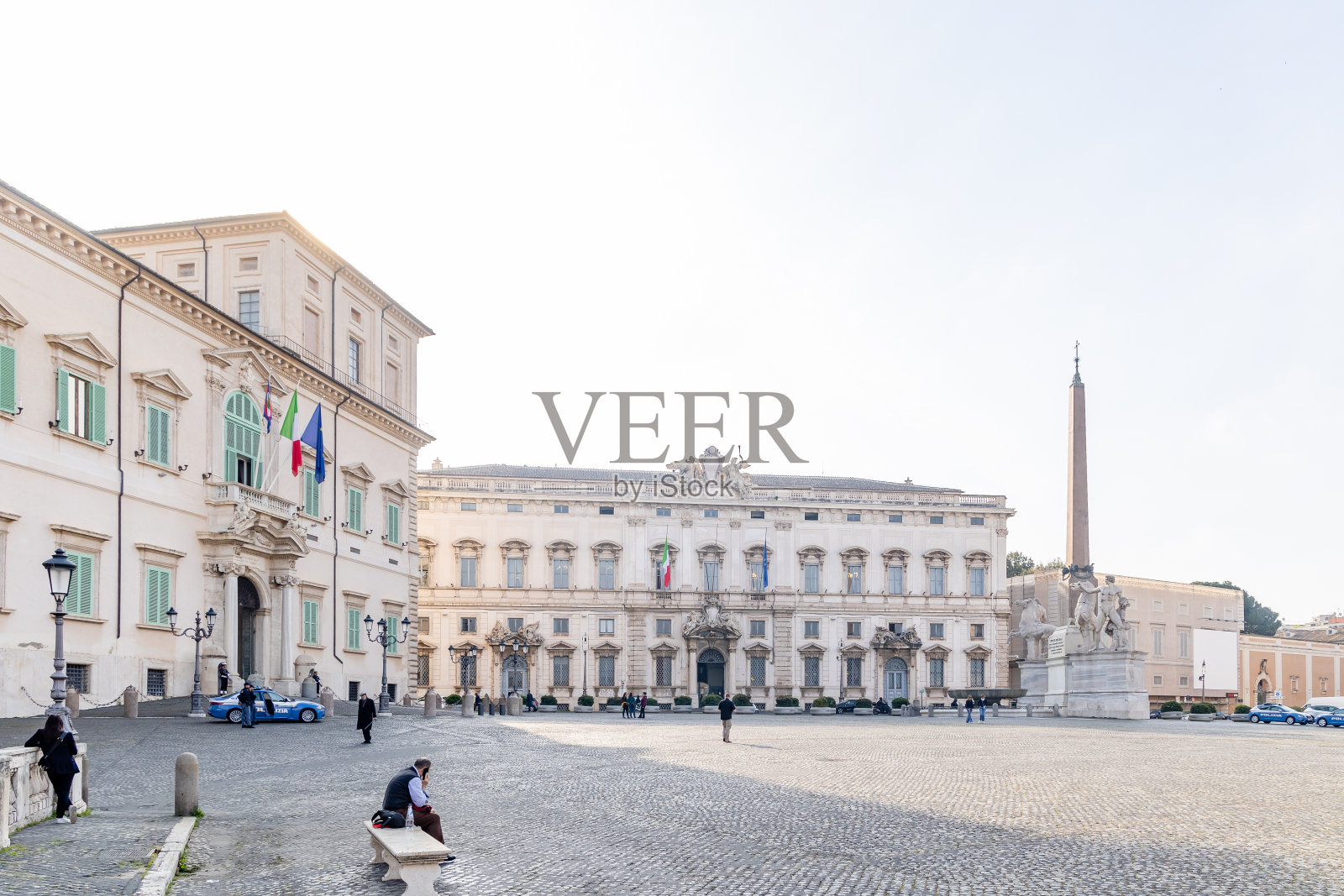 意大利罗马的奎里纳尔广场上，游客们在街上漫步照片摄影图片