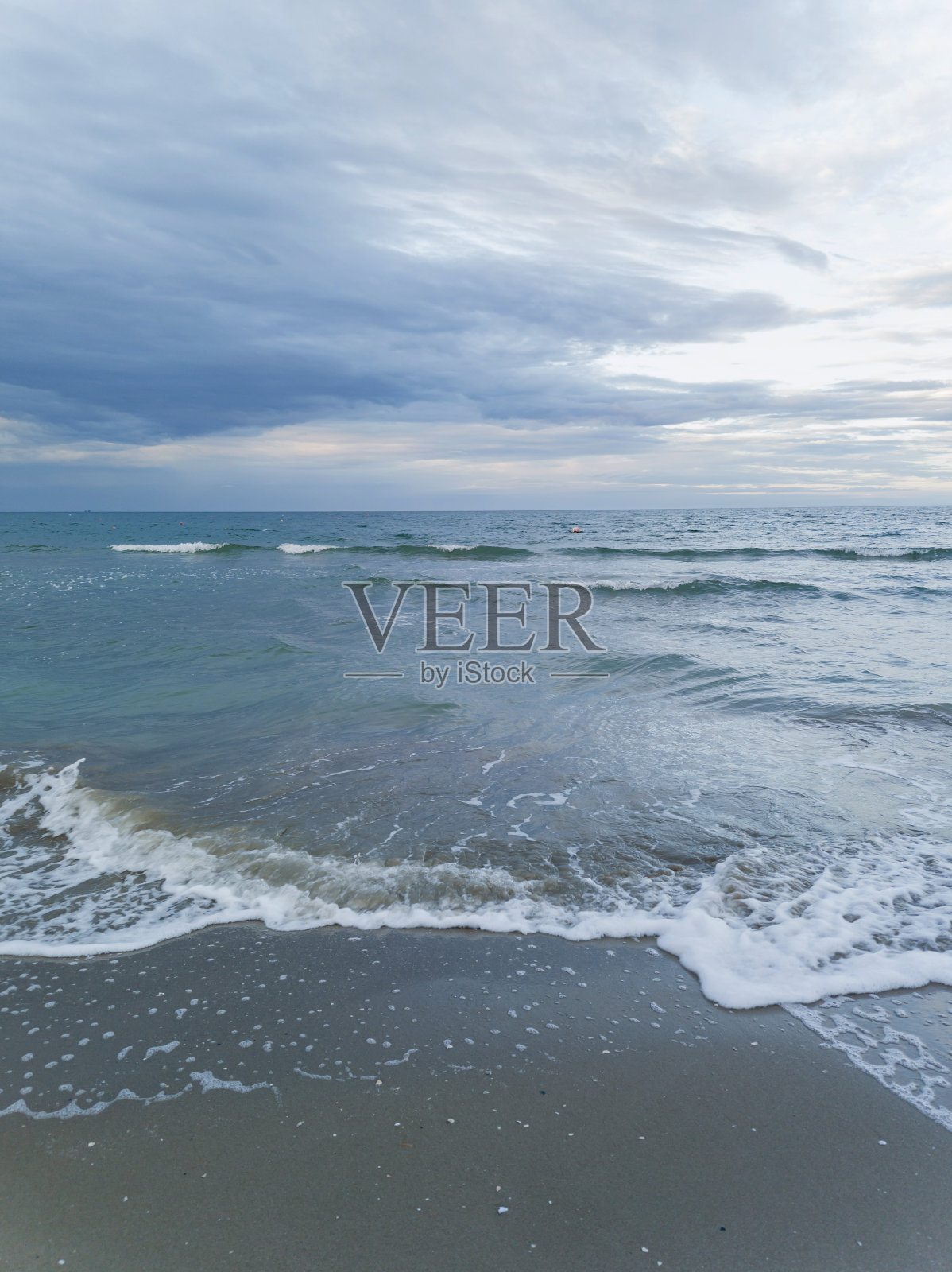 傍晚，美丽的天空和海上的云彩。照片摄影图片