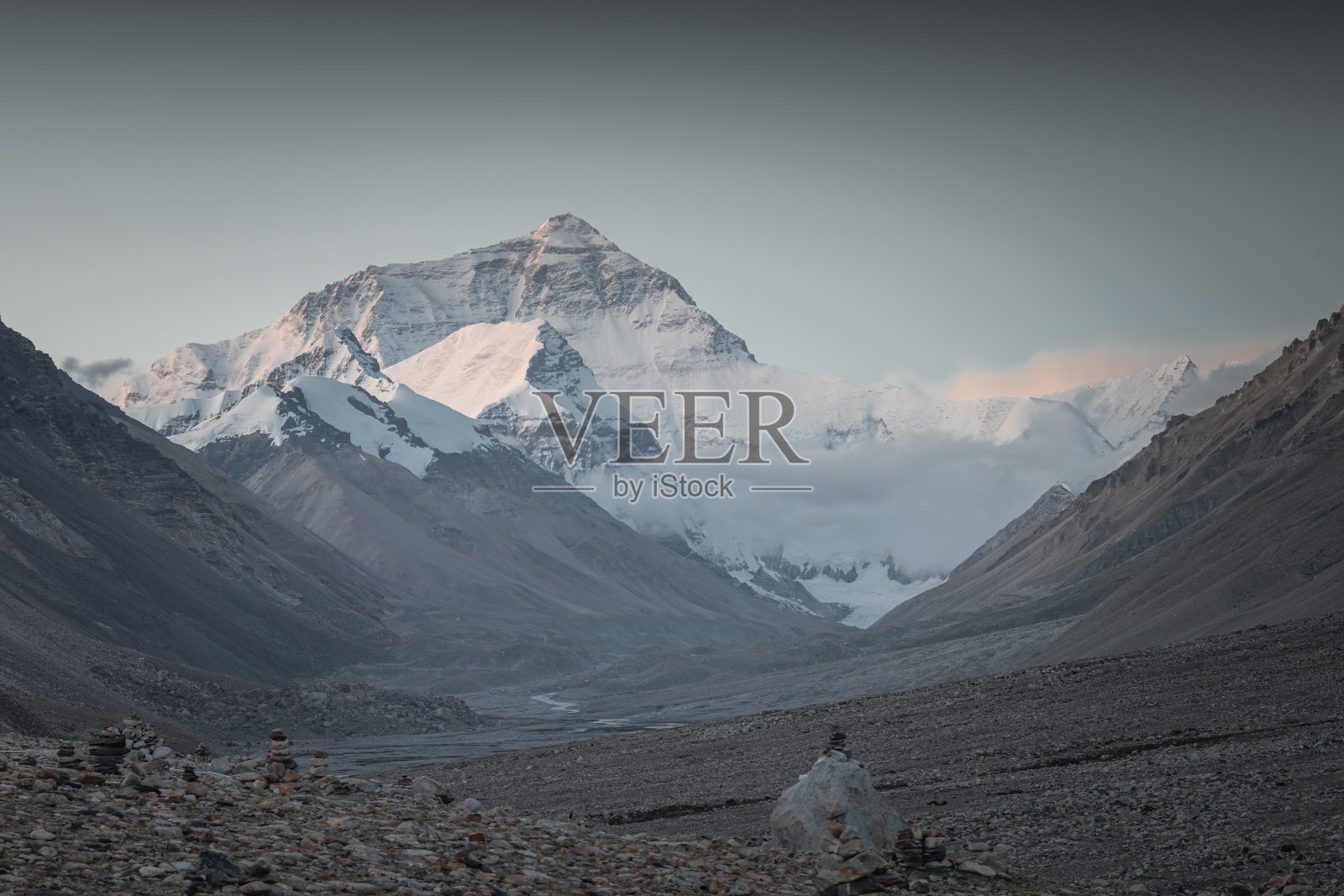 清晨从西藏大本营拍摄的珠穆朗玛峰照片摄影图片