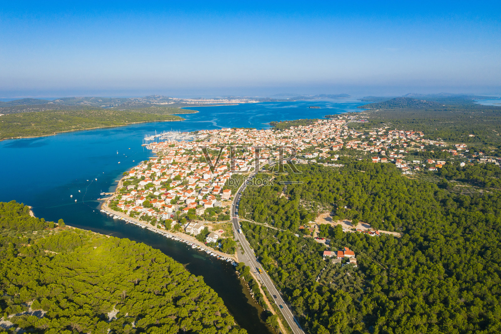 克罗地亚达尔马提亚的皮罗瓦茨镇和主干道照片摄影图片