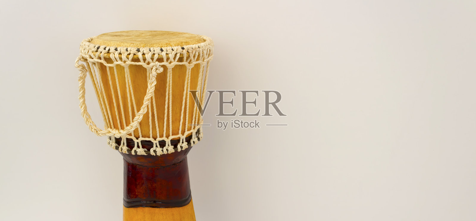 鼓在白墙前照片摄影图片
