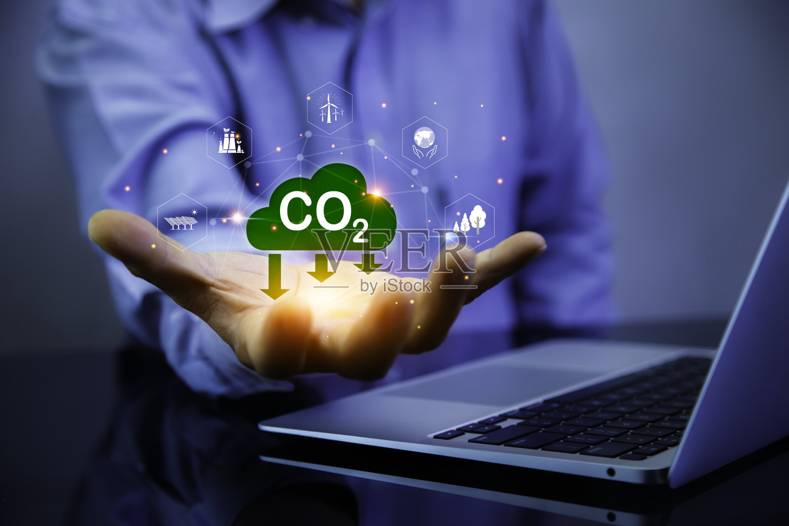 绿色能源，减少碳排放，碳中和理念。碳减排标志在手边。2050年温室气体净零排放目标。工业二氧化碳排放。照片摄影图片