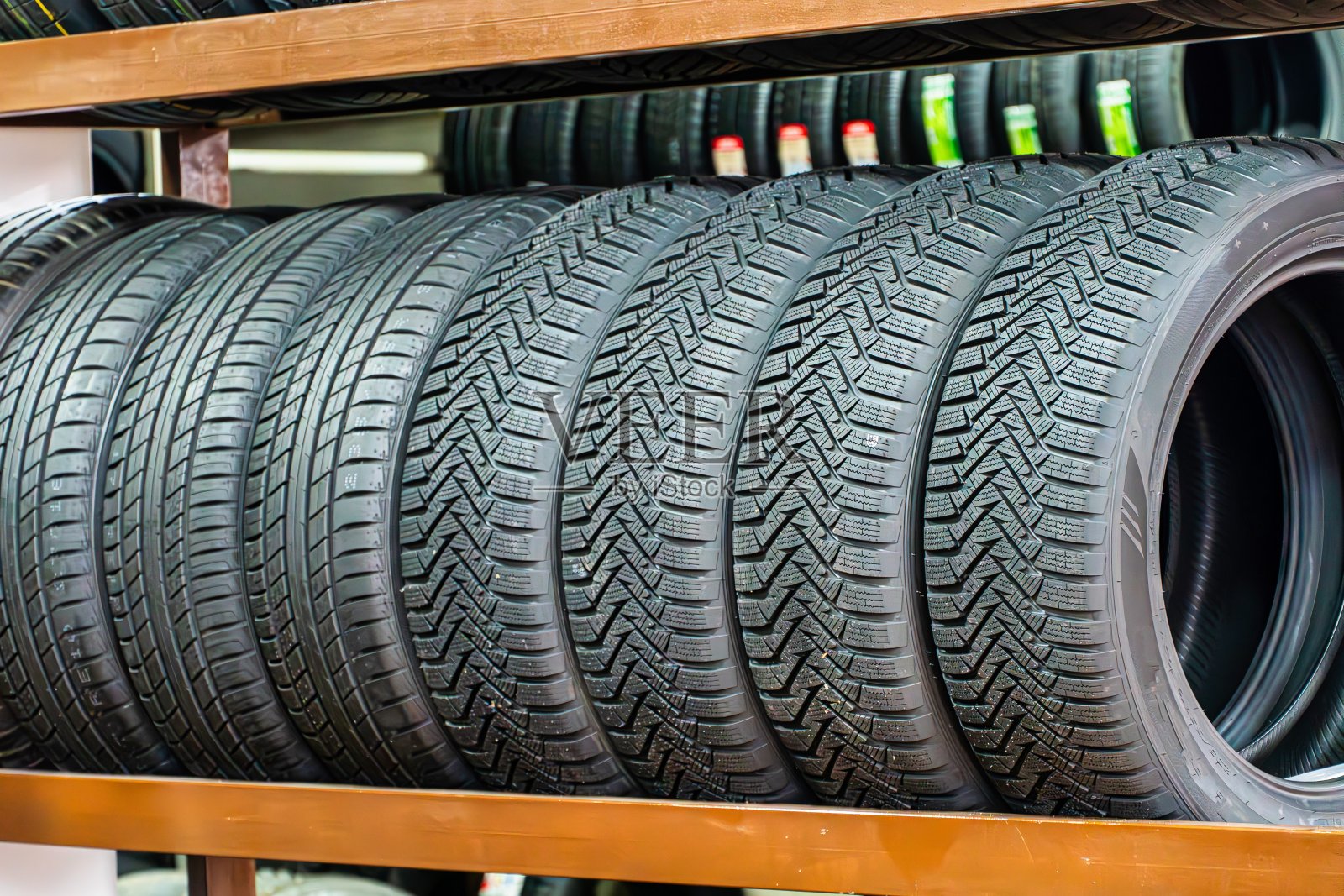 商店货架上的新轮胎照片摄影图片